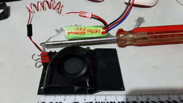Robi2023.01.20_10_改造思考：[散熱排風扇]測試送電7.4V(2Cell)給[後排氣片風扇DC12V_0.07A](確認可以將內部熱氣往[左後腰]位置排出！).gif